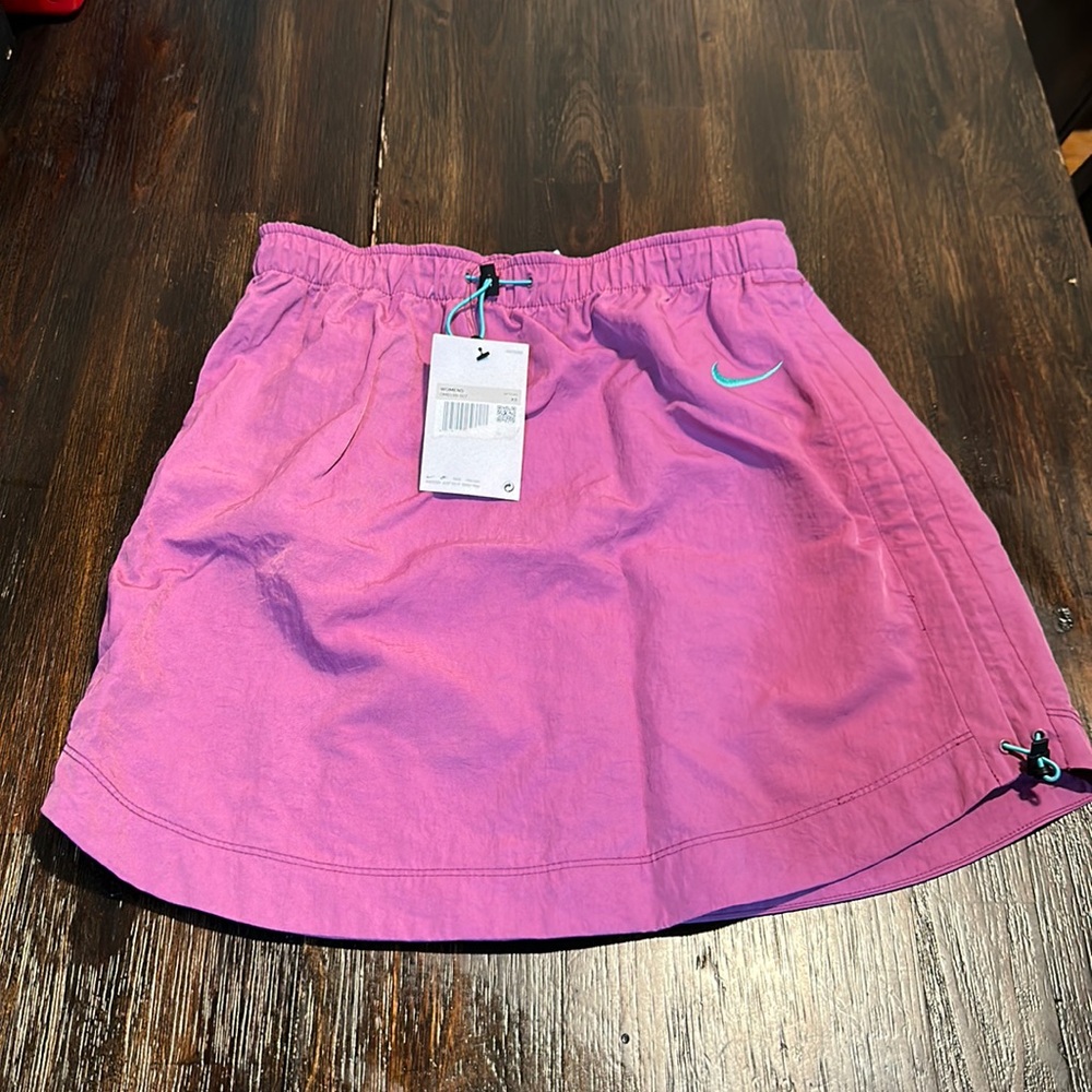 Nike new with tags Standard Fit nylon high rise skirt.